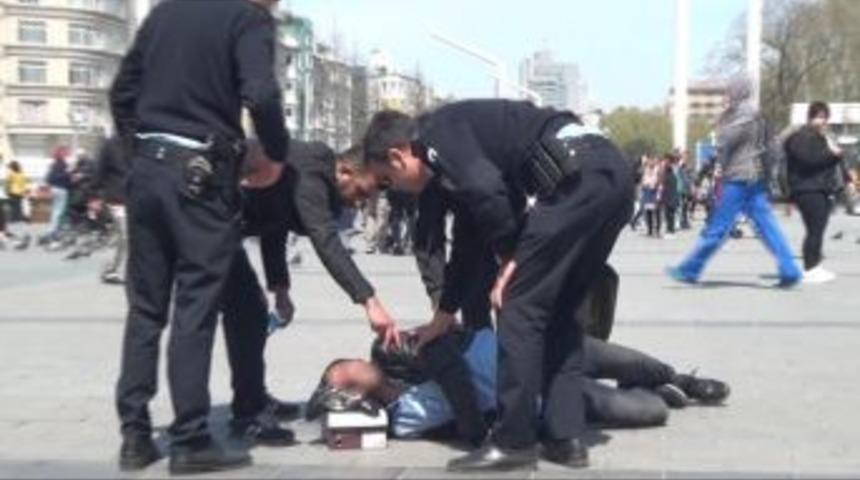 (&ouml;zel) Taksim&rsquo;de Epilepsi Krizi Ge&ccedil;iren Gen&ccedil; Kendini Yerden Yere Attı