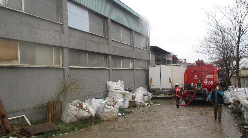 Ümraniye’de Kereste Fabrikada Yangın Paniği