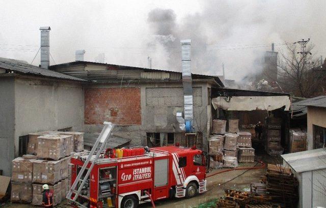 Ümraniye’de Kereste Fabrikada Yangın Paniği