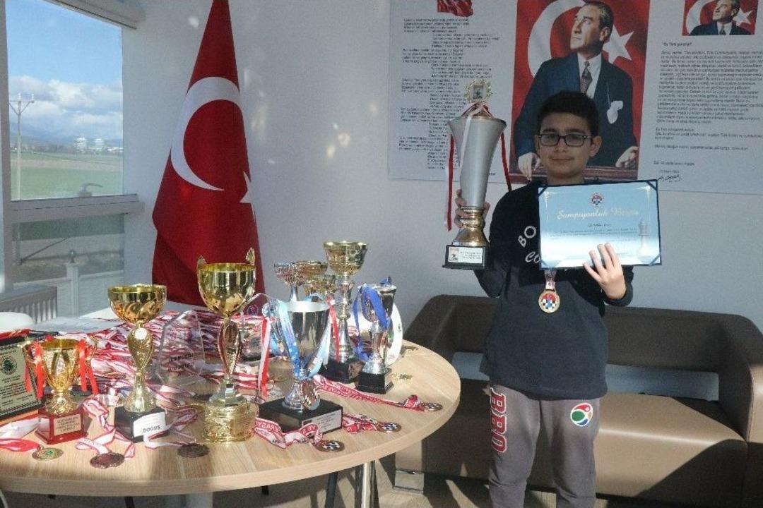 &Uuml;&ccedil; Yaşında Satranca Başlayan Efe&rsquo;nin Hayali &lsquo;grand Master&rsquo; Olmak