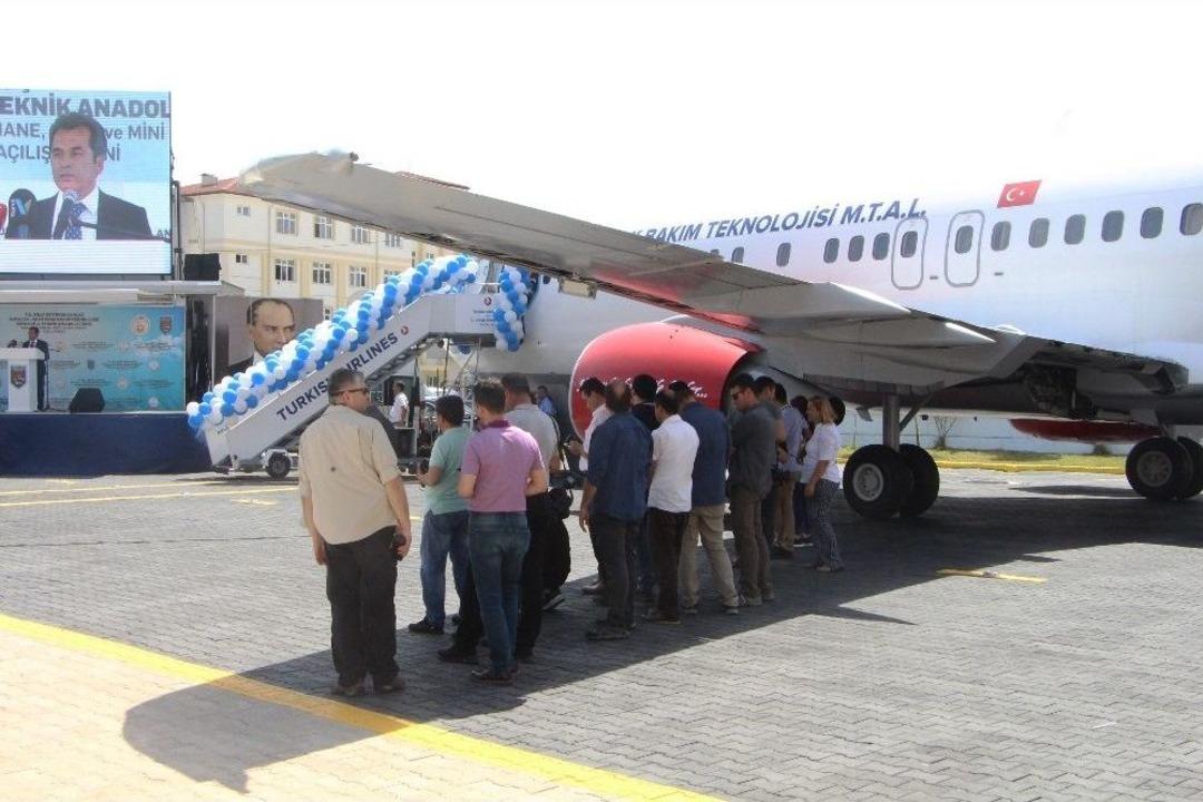 Sıcaktan Bunalan Vatandaşlar Dev U&ccedil;ağın Kanadının G&ouml;lgesine Sığındı