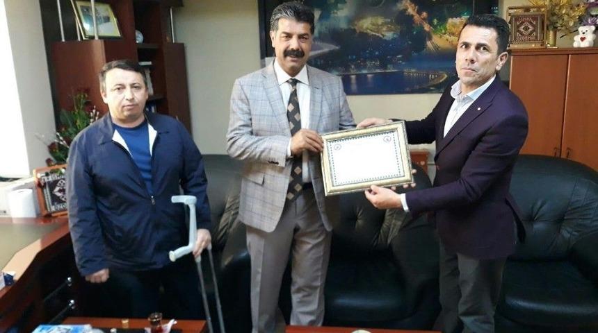 Engellilerden Müdür Özdemir’e Teşekkür Plaketi