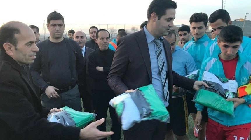 Bismil Belediyesinden Spor Kul&uuml;plerine Malzeme Desteği