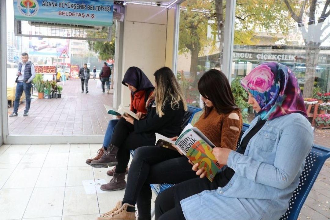 Otob&uuml;s Durakları K&uuml;t&uuml;phaneyle Donatılıyor