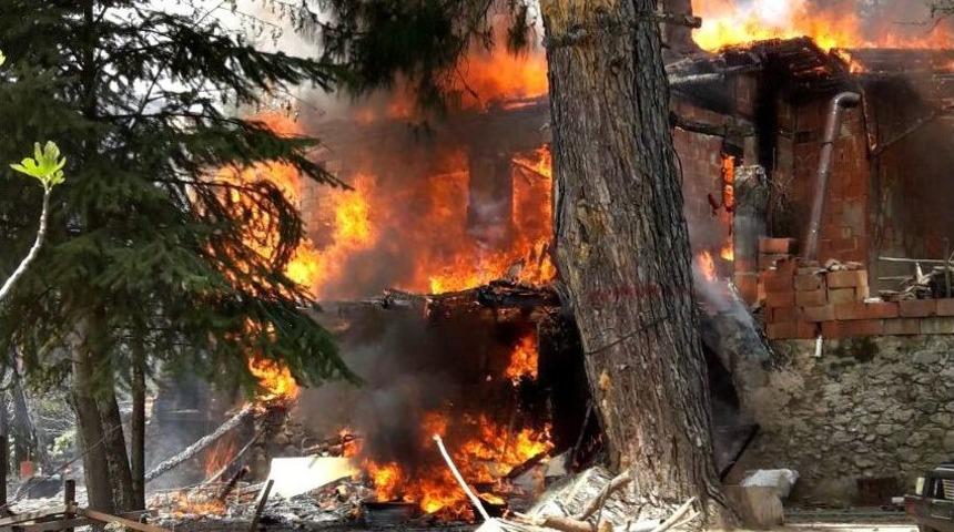 Havran&rsquo;da Dağ Evi Cayır Cayır Yandı