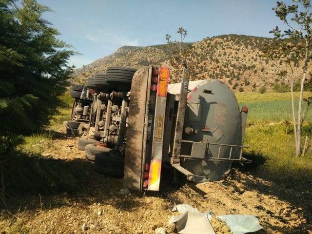 Afyonkarahisar’da Yoldan Çıkan Tır Şarampole Devrildi: 2 Yaralı