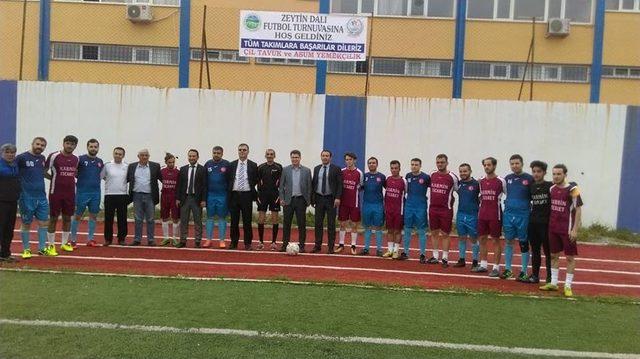 Protokol, Zeytin Dalı Turnuvası&rsquo;nın İlk Ma&ccedil;ını Yedek Kul&uuml;besinde İzledi 1