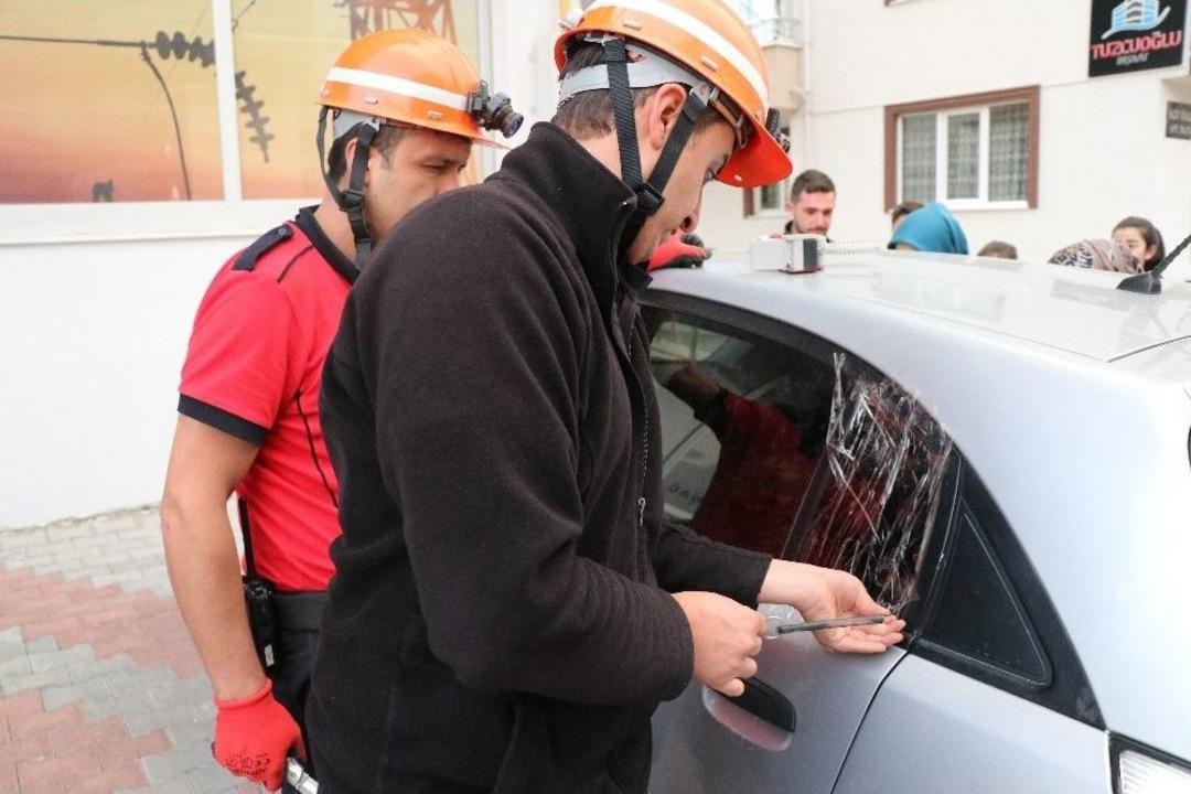 Otomobilde Mahsur Kalan &Ccedil;ocuğu İtfaiye Kurtardı