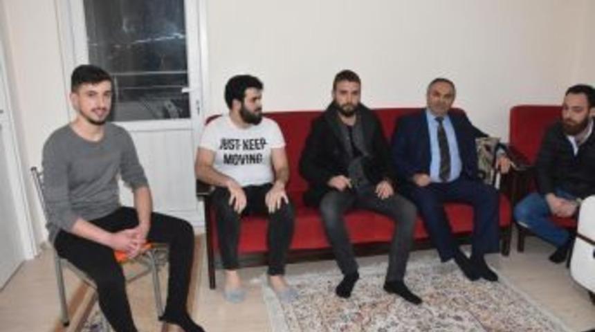 Başkan Ay &Uuml;niversitesi &Ouml;ğrencilerinin Evine Misafir Oldu