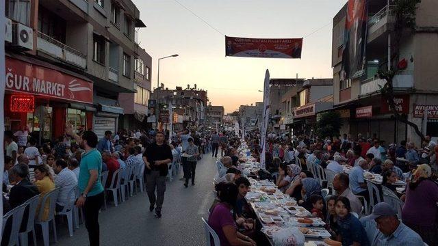 Kadirli’de 15 Bin Kişi Sokak İftarında Orucunu Açtı