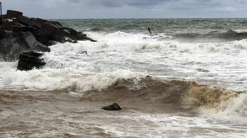 Karadeniz&rsquo;de Dev Dalgalar Sahilleri D&ouml;v&uuml;yor