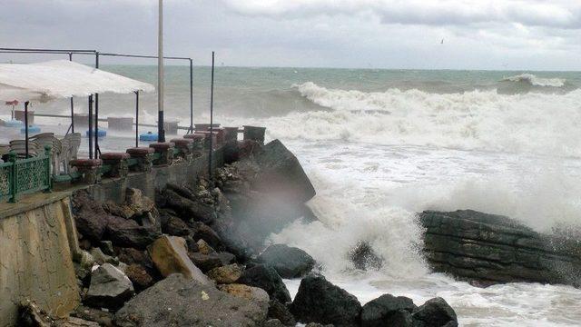 Karadeniz’de Dev Dalgalar Sahilleri Dövüyor