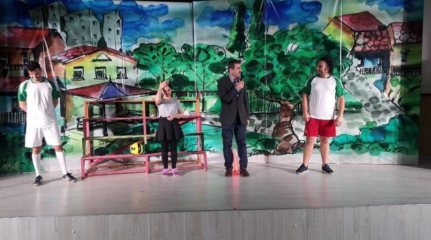 Kartepeli Minikler, Tezcan&rsquo;ın D&uuml;şleri Adlı Oyunu İzledi