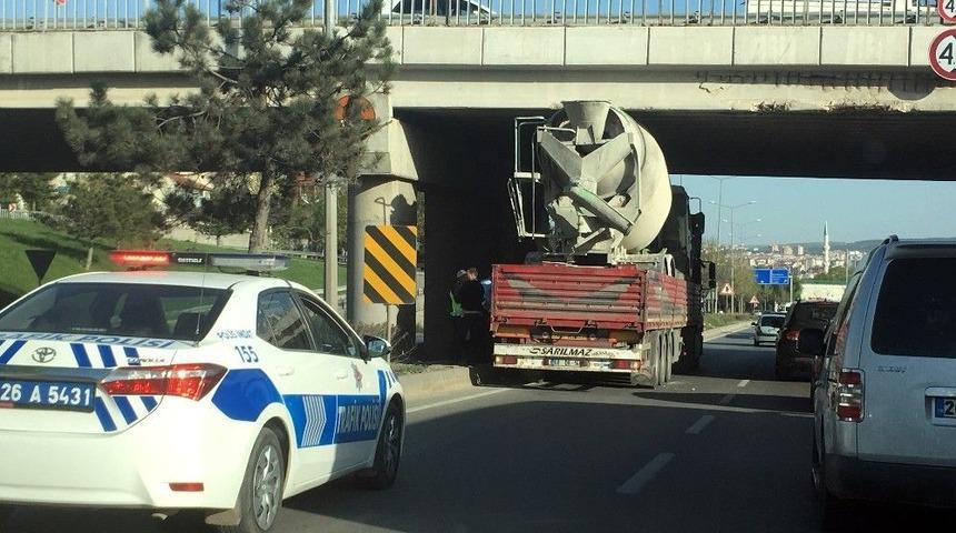 Beton Mikseri Köprüye Takıldı