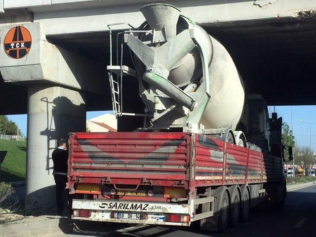 Beton Mikseri Köprüye Takıldı