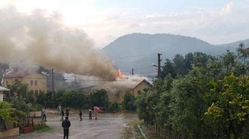 Yıldırım D&uuml;şen Lojmanda Yangın &Ccedil;ıktı