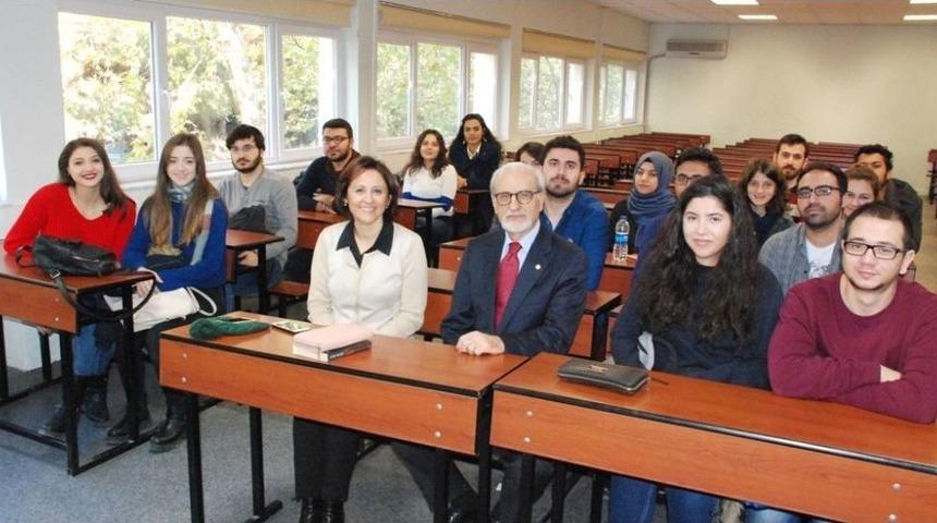 Vecihi &Ouml;zerdemli, &ldquo;eczacı Kendini &Ccedil;ok Y&ouml;nl&uuml; Geliştirmeli&rdquo;