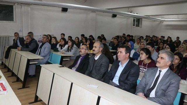 Güney Koreli Öğretim Görevlisi Liseli Öğrencilere ‘ingilizce’nin Önemini Anlattı