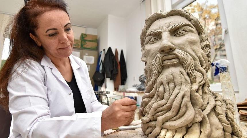 Falezler &Uuml;zerinde Heykel &Ccedil;alışıyorlar