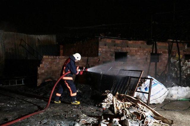 Yıldırım Düştü, Yangın Çıktı... Hayvanlar Telef Olmaktan Son Anda Kurtuldu