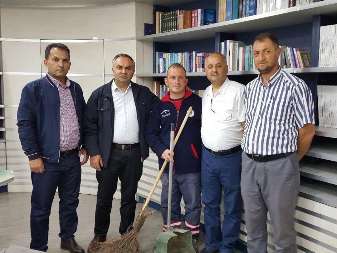 Temizlik İş&ccedil;isi Bulduğu Para Ve Altın Dolu &Ccedil;antayı Polise Teslim Etti