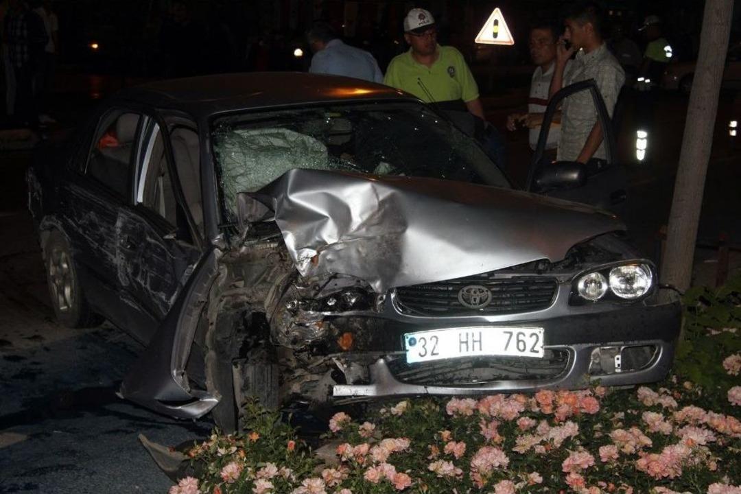 Aynı Y&ouml;nde Seyrettiği Araca &Ccedil;aptıktan Sonra Karşı Şeride Ge&ccedil;en Otomobil, Bankete &Ccedil;arparak Durabildi