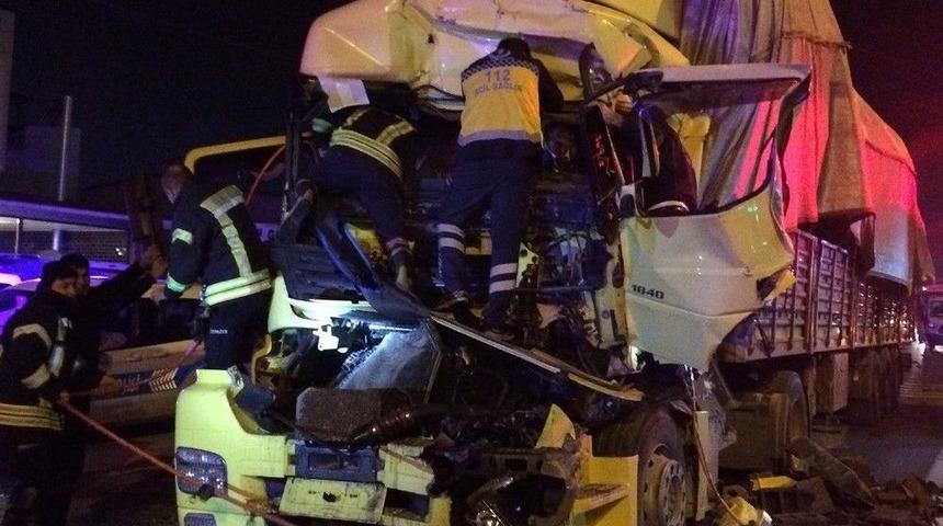 Tır Kamyona Arkadan &Ccedil;arptı: 1 Ağır Yaralı