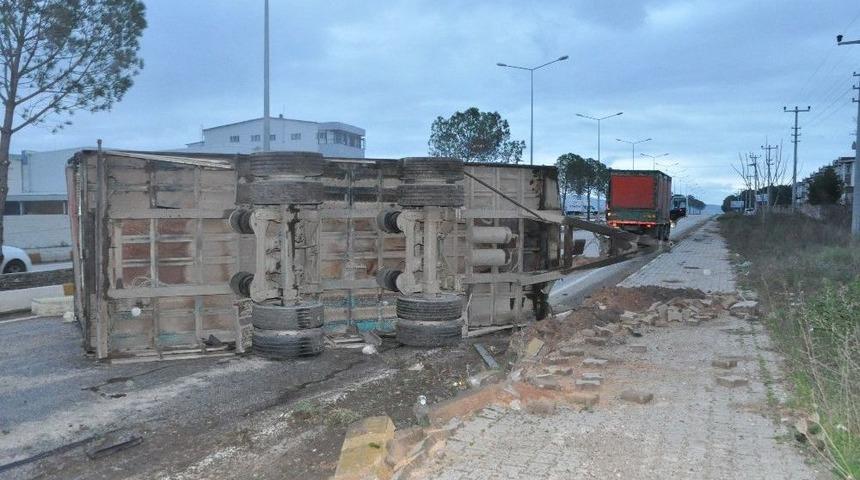 Tır&rsquo;ın Dorsesi &Ccedil;ıktı, Tavuklar Telef Oldu