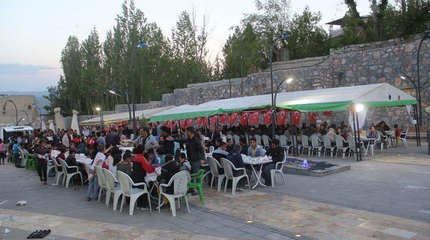 Başkale&rsquo;de Vatandaşlar Hep Birlikte İftarda Buluştu