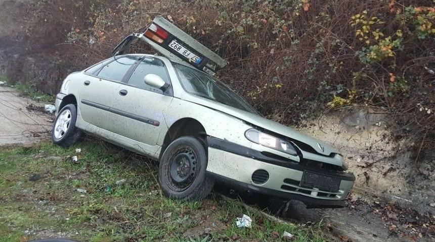 Otomobil Su Kanalına Girdi: 2 Yaralı