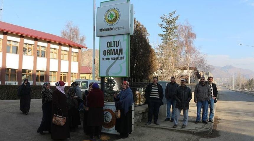 İş&ccedil;iler Soğuk Havada Dışarıda Bekliyorlar