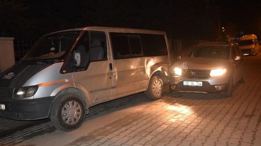 Alkoll&uuml; S&uuml;r&uuml;c&uuml;n&uuml;n Kullandığı Otomobil Minib&uuml;se &Ccedil;arptı
