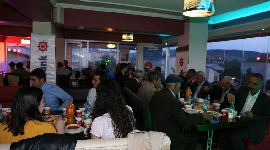 Varto Denizbank Şubesinden &Ccedil;ift&ccedil;ilere İftar Yemeği