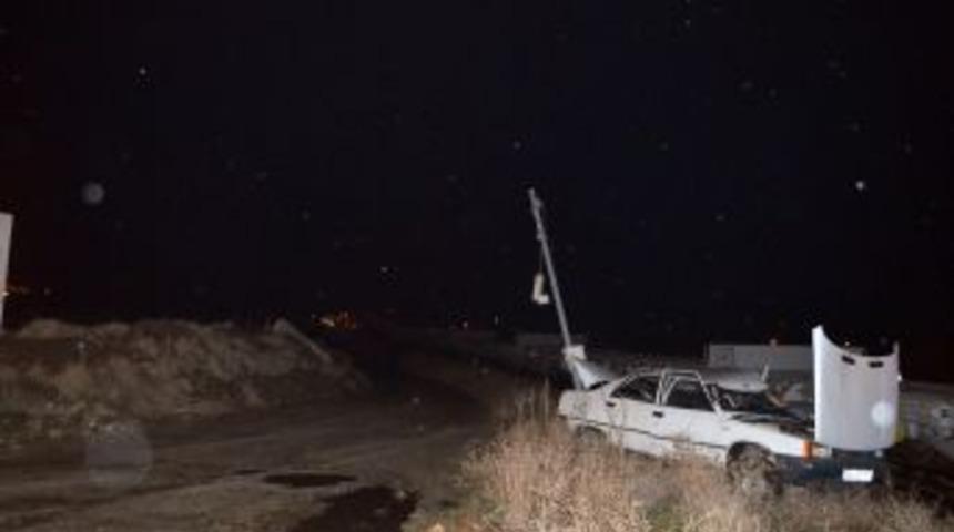 Y&uuml;k Treni Hemzemin Ge&ccedil;itte Otomobile &Ccedil;arptı: 2 Yaralı