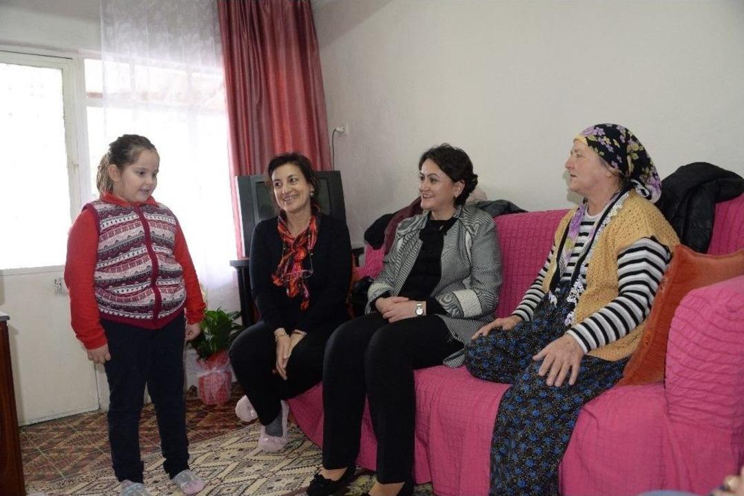 Minikler, Yaşlı Ve Yalnız Kadınları Ziyaret Ediyor