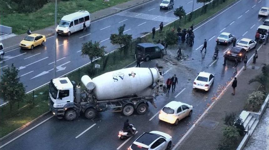 Beton Mikseriyle Otomobil &Ccedil;arpıştı: 2 Yaralı