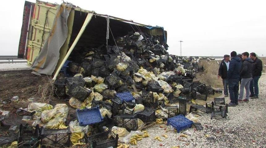 Meyve Y&uuml;kl&uuml; Kamyon Devrildi 2 Kişi Yaralandı