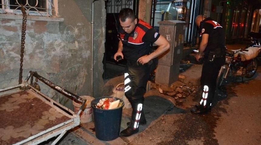 Polislerden Ka&ccedil;amayacağını Anlayan Şahıs Uyuşturucuyu &Ccedil;&ouml;pe Attı