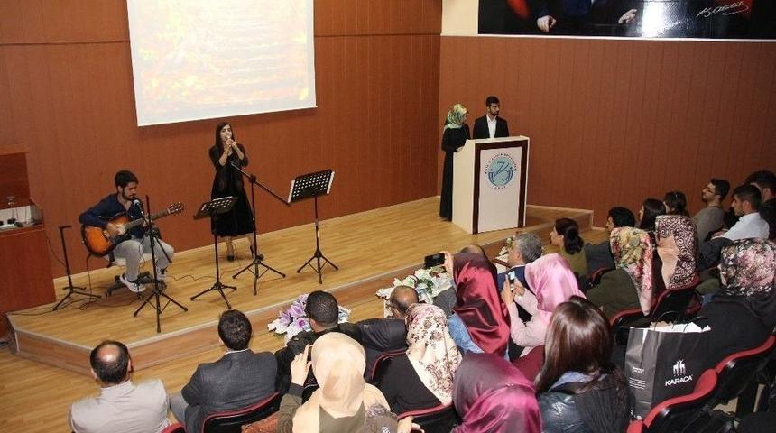 &Uuml;niversitelilerden Şiir Ve M&uuml;zik Dinletisi