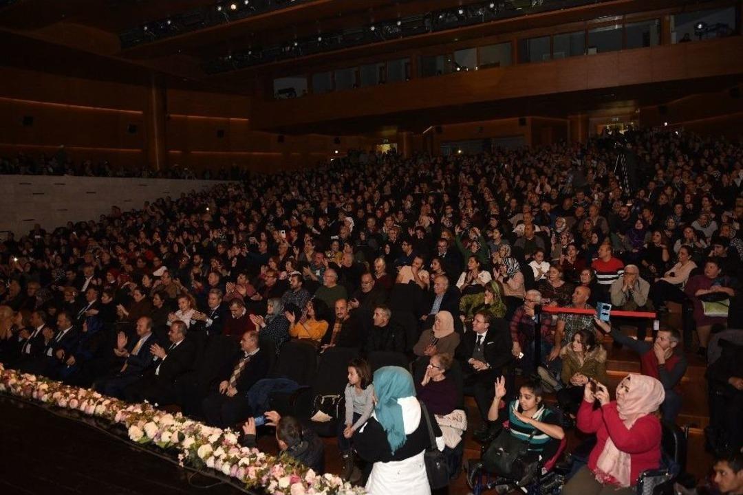 Duayen Sanat&ccedil;ıya Konserde Kabak S&uuml;rprizi