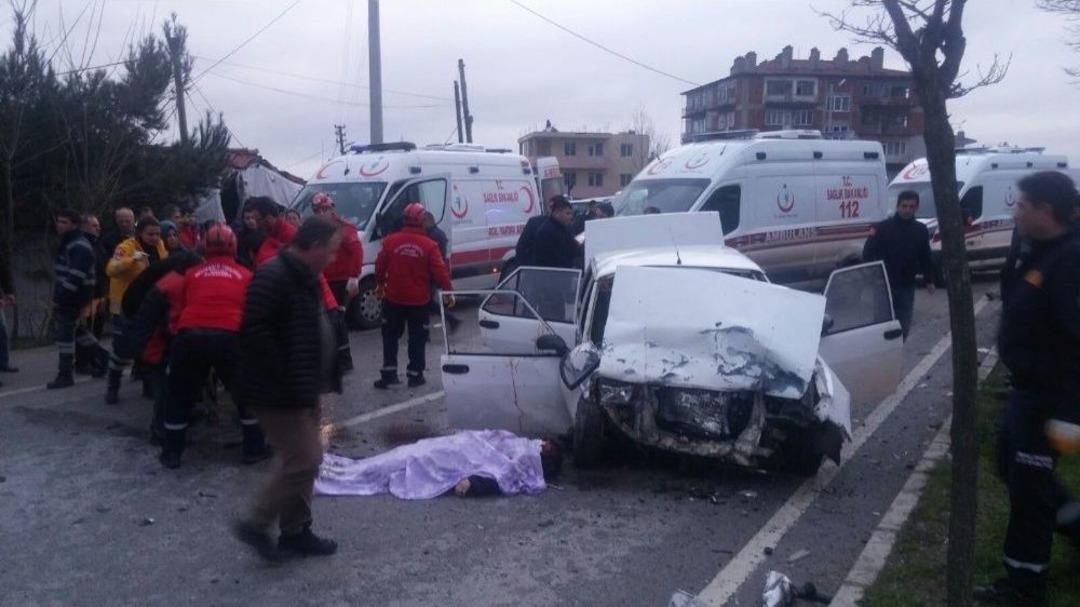 Balıkesir&rsquo;de Trafik Kazası: 2 &Ouml;l&uuml;, 4 Yaralı