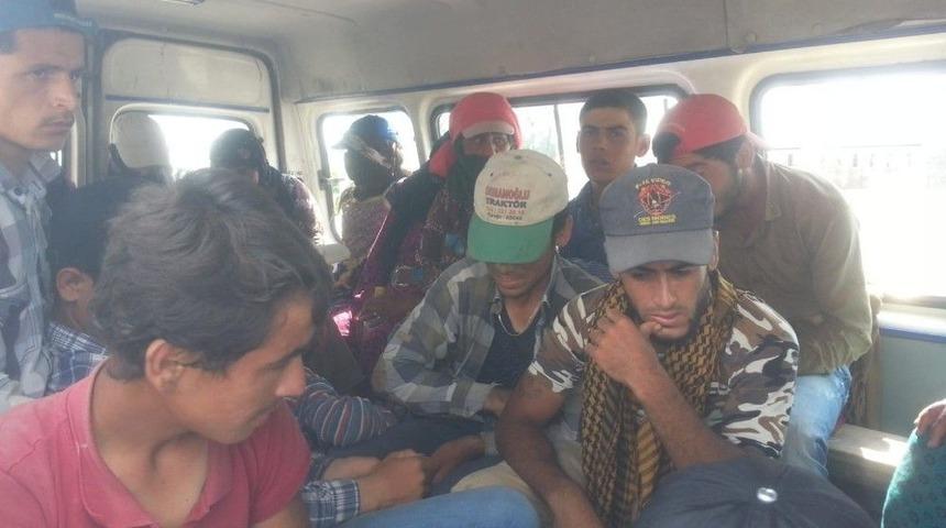 Polis Ka&ccedil;ak G&ouml;&ccedil;menlerle M&uuml;cadele Ediyor