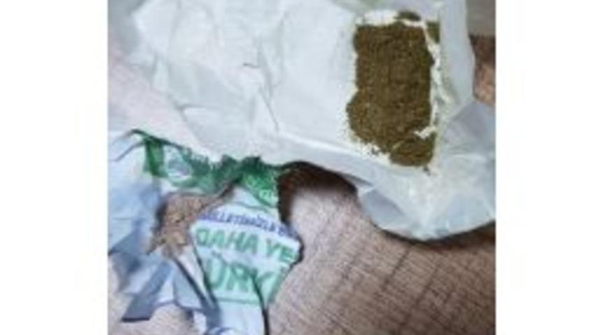 Şüpheli Şahıslardan Eroin Ve Bonzai Çıktı