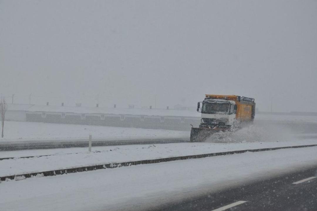 Kars&rsquo;ta Lapa Lapa Kar Yağıyor