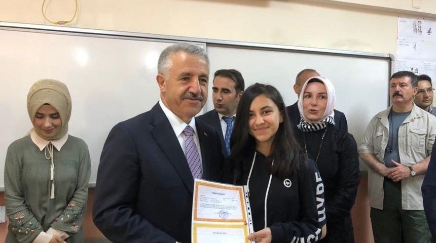 Bakan Arslan, Kağızman&rsquo;da Karne Dağıtım T&ouml;renine Katıldı