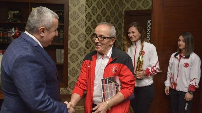 Başkan Baran K&ouml;rfezli Sporcuları Makamında Ağırladı