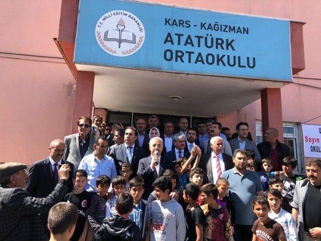 Bakan Arslan, Kağızman’da Karne Dağıtım Törenine Katıldı