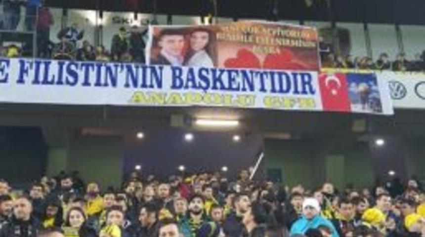 Fenerbah&ccedil;e Trib&uuml;nlerinde S&uuml;rpriz Evlenme Teklifi