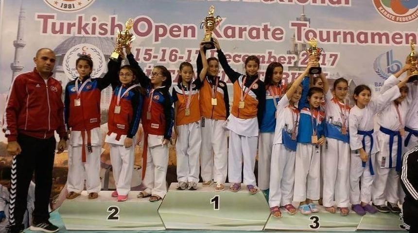 &Ccedil;anakkaleli Karatecilerden B&uuml;y&uuml;k Başarı