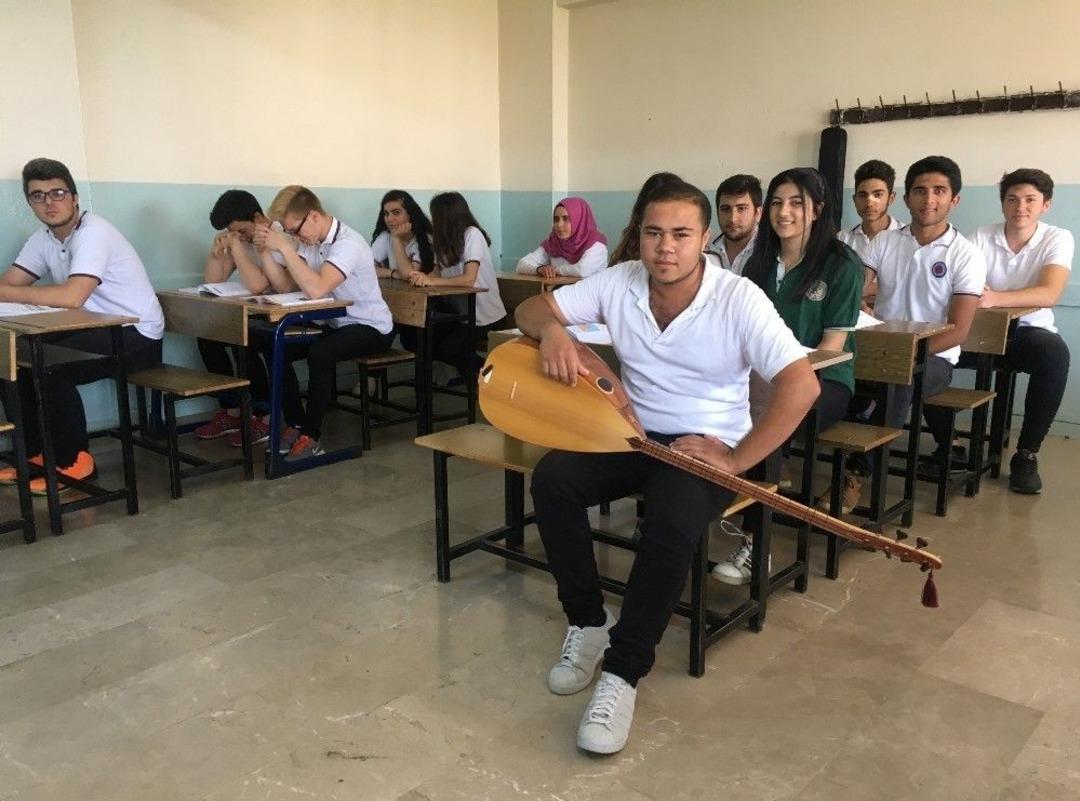 (&ouml;zel) Hem Okula Gidiyor Hem De Geceleri Pamuk Şeker Satıp Ailesine Bakıyor